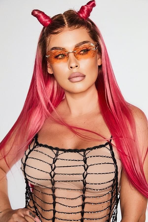 Misha, Romanian singer with over 350k followers wearing our Norikoi hair