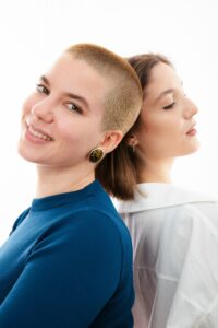Femeie zâmbitoare purtând una dintre cele mai confortabile peruci pentru alopecie, realizată din păr natural