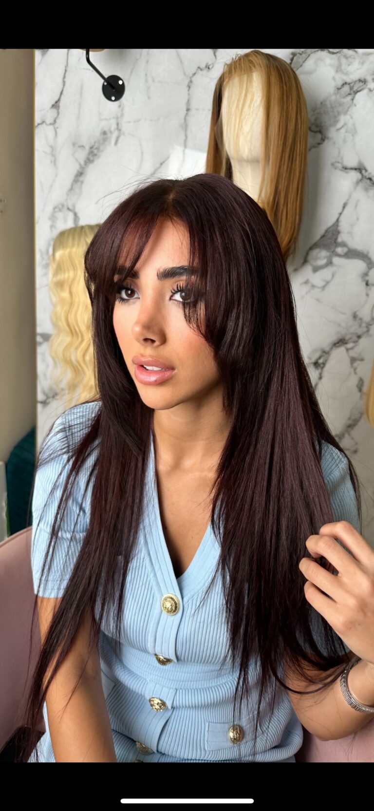 Read more about the article De ce perucile din păr natural sunt mai bune decât cele sintetice?