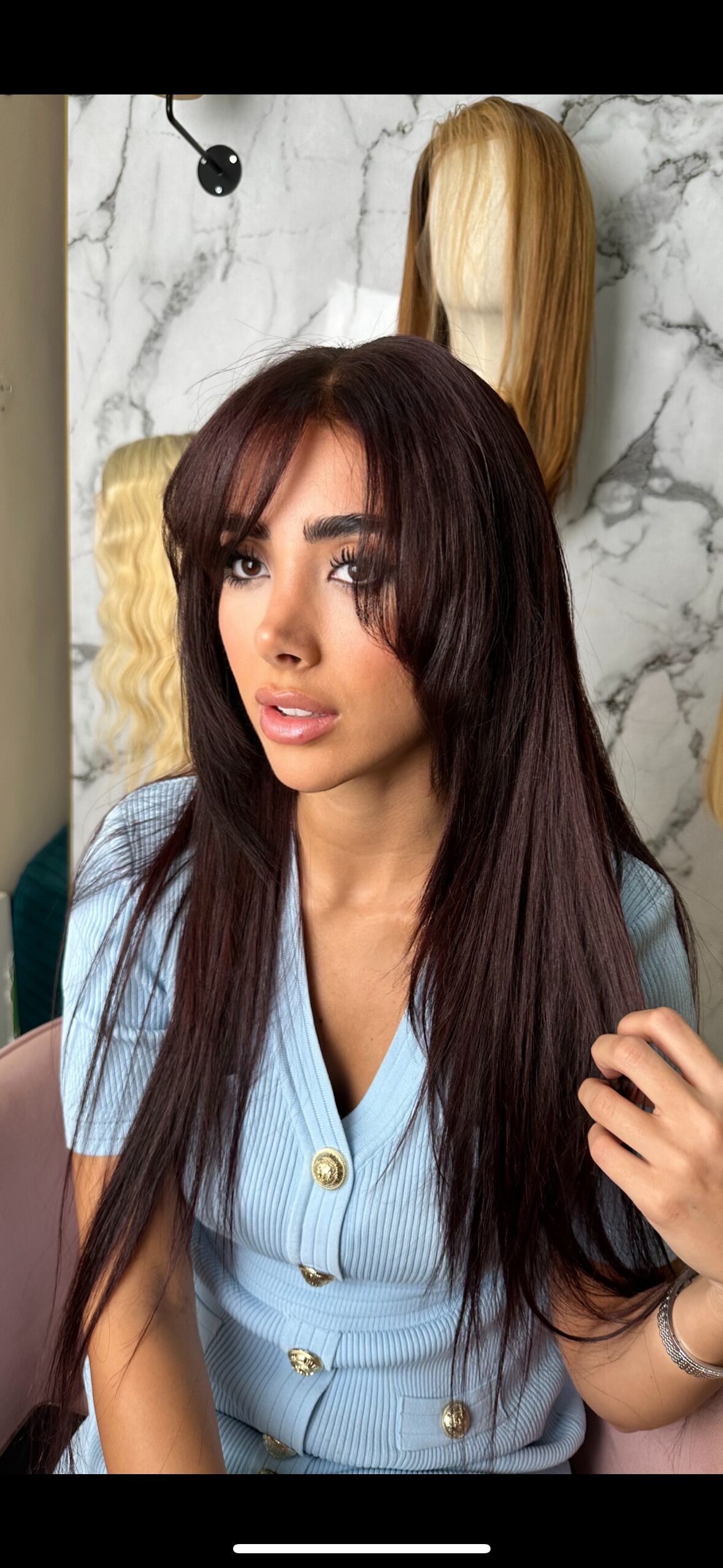 Read more about the article De ce perucile din păr natural sunt mai bune decât cele sintetice?