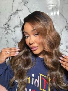 Close-up cu linia frontală a unei peruci care nu se cunoaște, cu efect invizibil